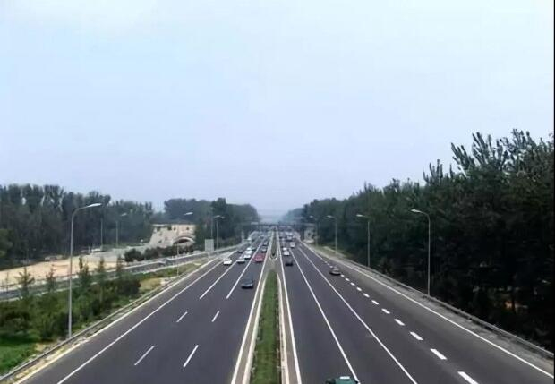 中止性踩油门的操作，，，能让我们在行驶时省油吗？？？？？